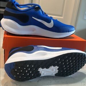 Nike Blue and White Sneakers Modern Athletic Design